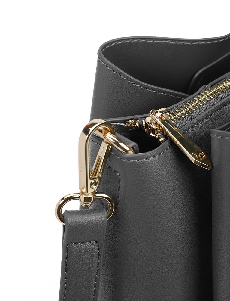 VUCH Boney Grey.

Hlavný priestor rozdelený do troch kapsí
Stredná kapsa so zipsom, bočné kapsy na magnet
Vnútorná kapsa so zipsom, priehradky na drobnosti
Súčasťou kabelky je crossbody popruh
 Kabelky do ruky
Premýšľaš, že si zaobstáraš kabelku do ruky, ktorú už z ruky nikdy nedáš?