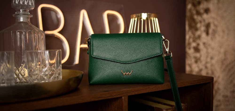 VUCH Leyra Green.

Kabelka z vláknitej kože
Jednoduchý a čistý dizajn
Klopka na skrytý magnet
8 priestranných priehradiek na karty
Nastaviteľný crossbody popruh

 
  KOŽENÉ KABELKY 
Všetko je raz po prvýkrát.