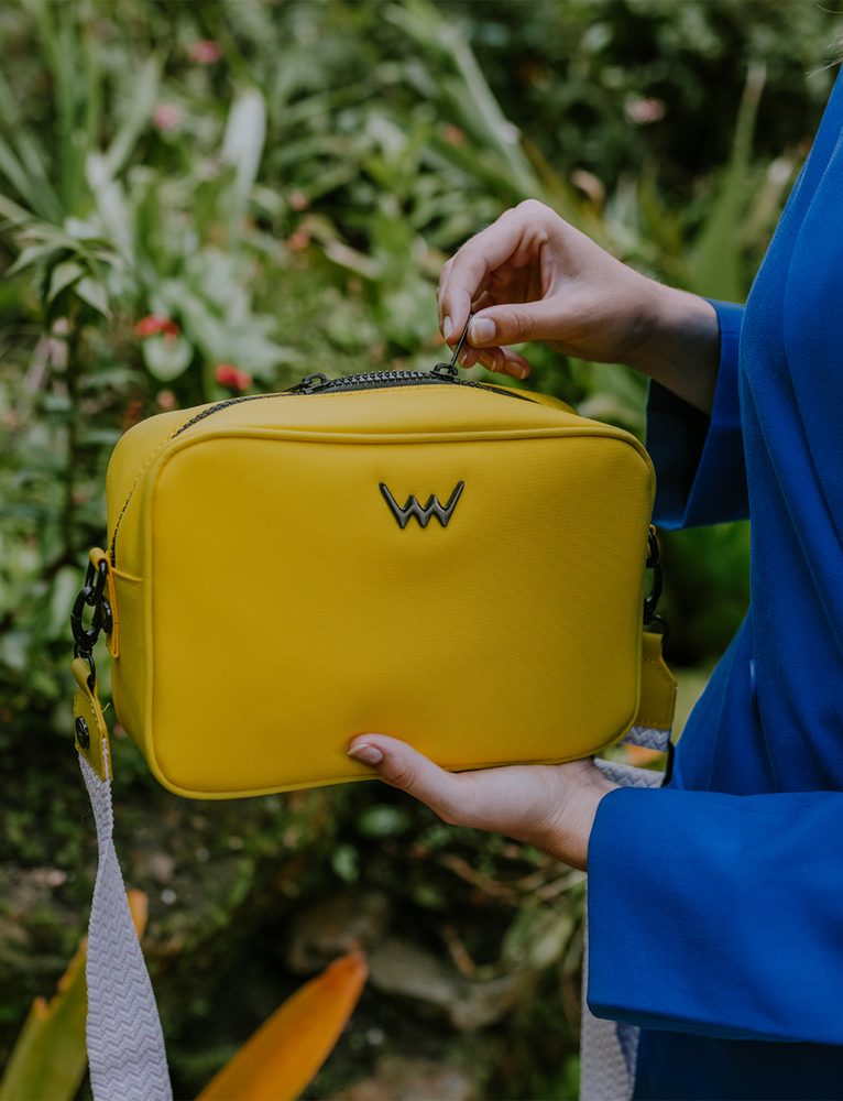 VUCH Sigi Yellow.

Odolný a nepremokavý eko materiál
Nielen farebný, ale aj pohodlný nastaviteľný tkaný popruh
Prekvapivo priestranná crossbody
Ideálna tiež na nosenie à la ľadvinka
Skrytá zadná priehradka na zips
 Eco kabelky
„Udržateľnosť, šetrnosť, ohľaduplnosť.