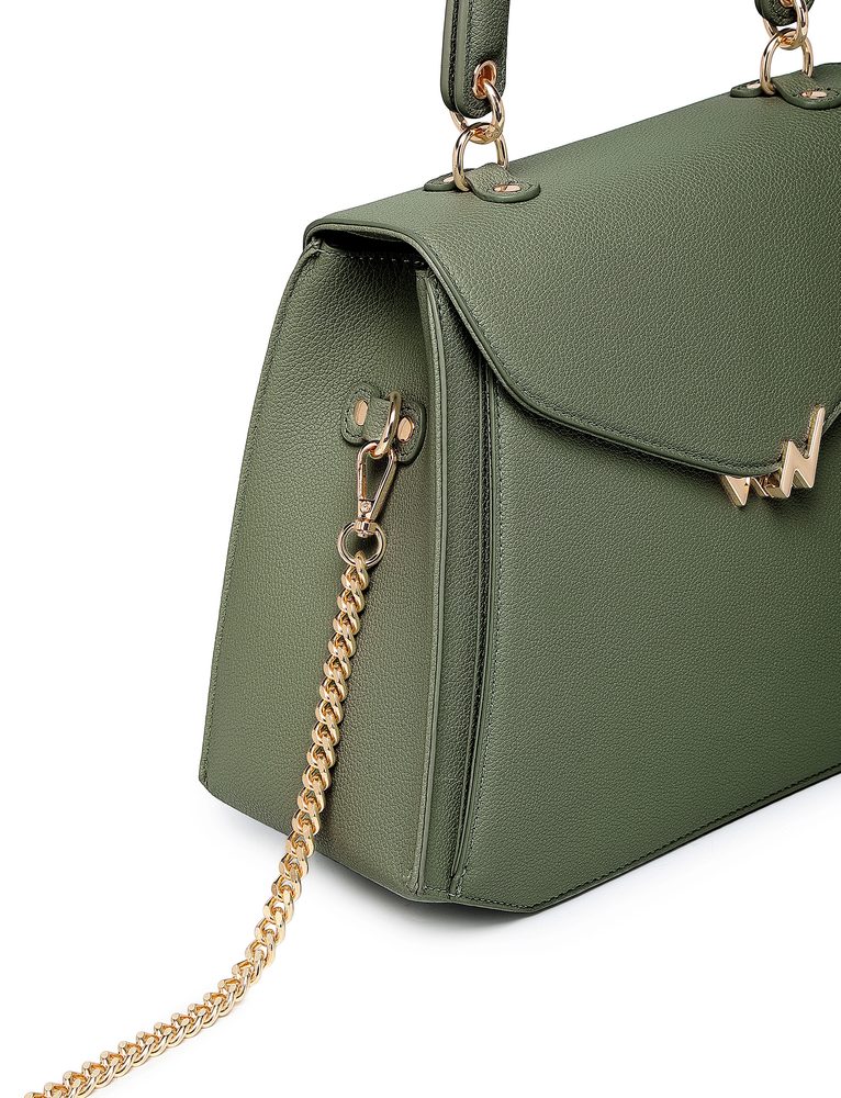 VUCH Bryna Dark Green.

Pevná kabelka s pevným dnom, ktoré chráni 4 kovové nožičky
Kovová retiazka s koženkovou vložkou pre pohodlnejšie nosenie
Zatváranie hlavnej priehradky na zips a klopu s dizajnovou magnetickou sponou
Dve uchá, ktoré síce držia tvar, ale sú dobre manipulovateľné
 Kabelky do ruky
Premýšľaš, že si kúpiš kabelku do ruky, ktorú už z ruky nikdy nedáš?