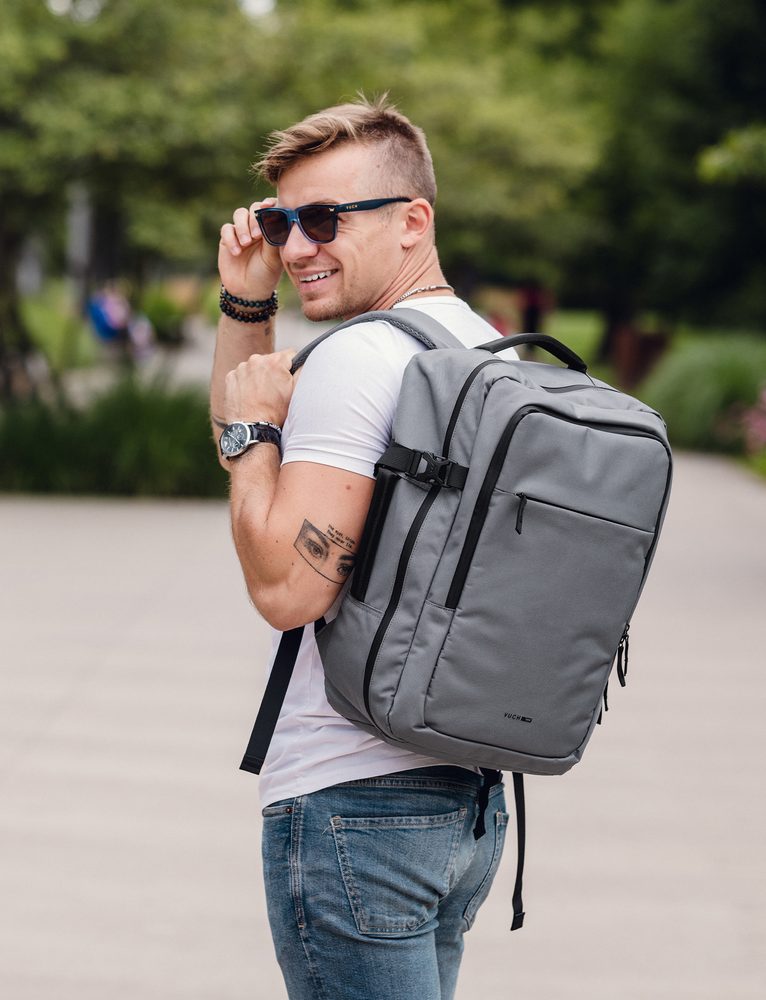VUCH Foppe Men Grey.

 Celorozopínacia kapsa
 Vonkajšie kapsy na zips
 Množstvo vnútorných priehradiek
Pútko na chrbte batohu pre uchytenie na kufor
Polstrované ramenné popruhy a chrbát pre pohodlné nosenie
 Pánske batohy 
Dokonalosť, jednoduchosť, charakter a štýl.