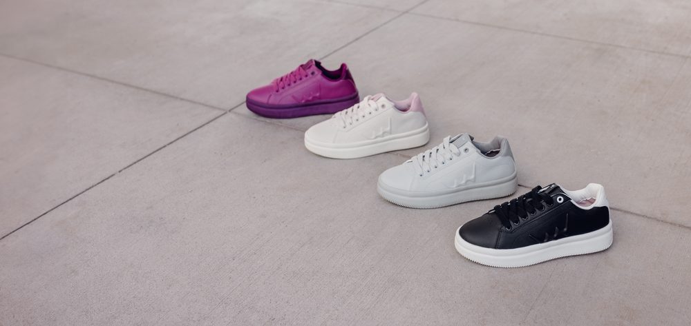 VUCH Lucky Purple.
Vnútorná vložka topánky bola vytvorená pomocou umelej inteligencie.
Každá farebná verzia tenisky má svoj vlastný charakter – od klasickej čiernobielej elegancie, cez hravú fialovú, až po nežnú ružovú a moderný sivý minimalizmus.

Každodenná voľnočasová obuv
Vnútorná vložka topánky vytvorená pomocou AI
3D plastický detail loga Vuch
Moderná vyššia podrážka zabezpečuje pohodlie aj pri celodennom nosení
 Obuv
Vuch topánky sú originalita, čo šliape.