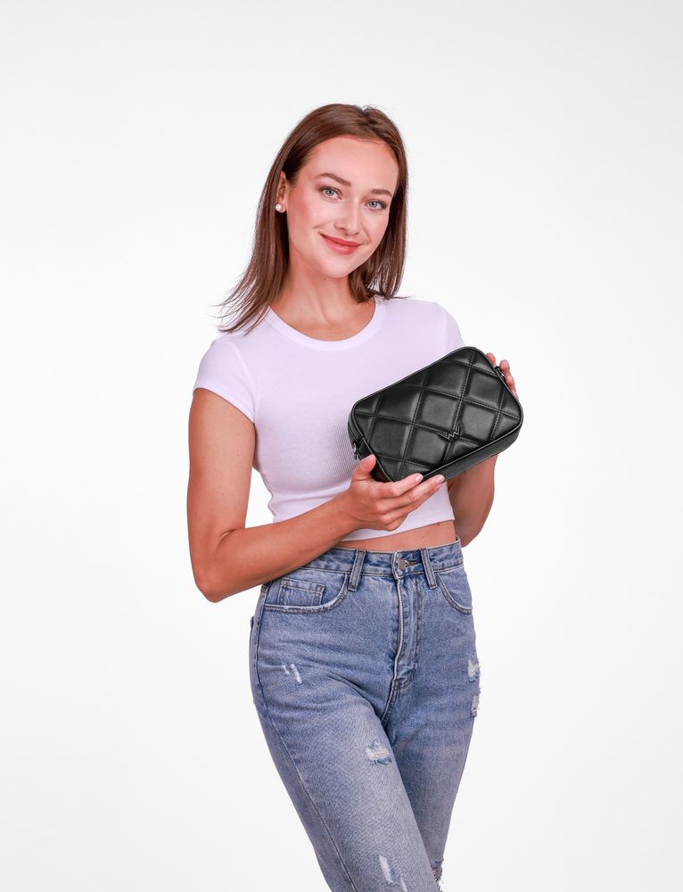 VUCH Massimo Mini Black.

Hlavná kapsa na zips
Vnútorné priehradky na karty
Vnútorná kapsa na drobnosti
Kontrastný crossbody popruh
 Mini kabelky
Mobil, peňaženka, kľúče, viac nič.