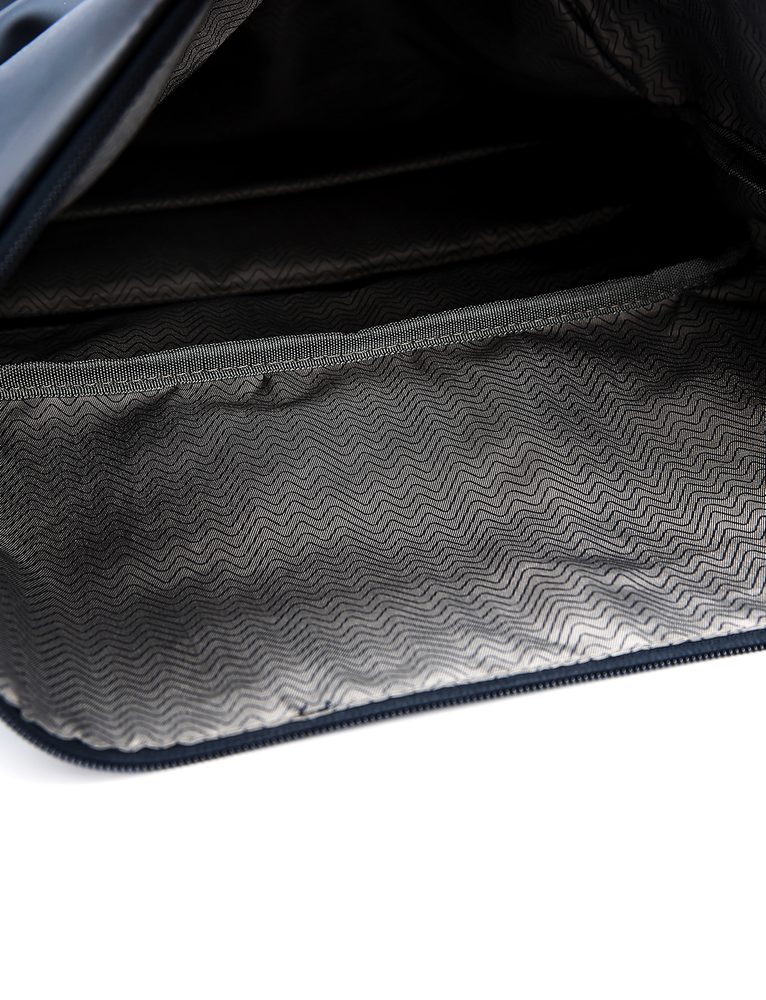 VUCH Maielle Blue.

Zapínanie na zips a roll-top na pracky
Nepremokavý materiál aj zipsy
Dve vonkajšie vrecká na zips na prednej strane batohu
Skryté vrecko na zips na chrbte pre rýchly prístup do batohu
Bočné vrecká na fľašu
 Pánske batohy 
Dokonalosť, jednoduchosť, charakter a štýl.