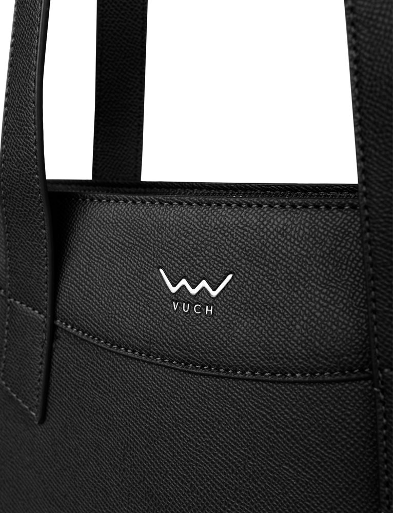 VUCH Savanah Black.

Pevná koženka, ktorá drží tvar
Hlavný priestor rozdelený do dvoch častí
Veľká kapsa plne uzatvárateľná na zips
Vnútorné priehradky na drobnosti
Vonkajšia kapsa na magnet
 VEĽKÉ KABELKY
Bohužiaľ nie sme v Rokforte a nemáme k dispozícii Hermionin kúzelný batoh, do ktorého sa zmestil aj stan.