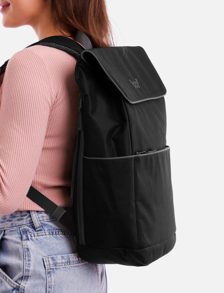 VUCH Federico Black.

Hlavné zapínanie na magnety
Veľa vnútorných aj vonkajších vreciek
Polstrované chrbát a popruhy
Priestor pre notebook 15,6