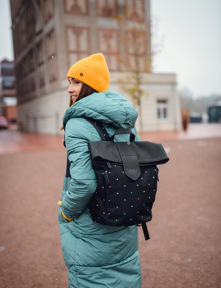 VUCH Mellora Dotty Black.

Vnútorný oddelený priestor na mini notebook a malá priehradka na zips
Zapínanie na zips + po prehnutí je možné aj zabezpečiť ultra silným magnetickým patentom
Nastaviteľné ramenné popruhy
Polstrovaný chrbát pre maximálne pohodlné nosenie
 Cutie Dotty
Vytmav to sivej!
Kolekcia Cutie Dotty je do bodky vybavená hravosťou a šmrncom.