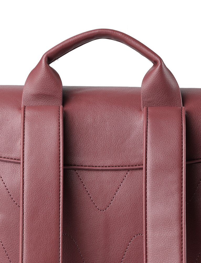 VUCH Gioia Wine.

Priestranná hlavná priehradka s dvojitým zapínaním – zips a klopa na ultra silný magnet
Praktické vonkajšie priehradky na zips na zadnej časti batohu
Vnútorné priehradky a priehradka na zips
Nastaviteľné ramenné popruhy a polstrovaný chrbát pre pohodlné nosenie
 SimplyV
Simple Vušky, Simply Vuch!
Nadčasová, minimalistická a elegantná.