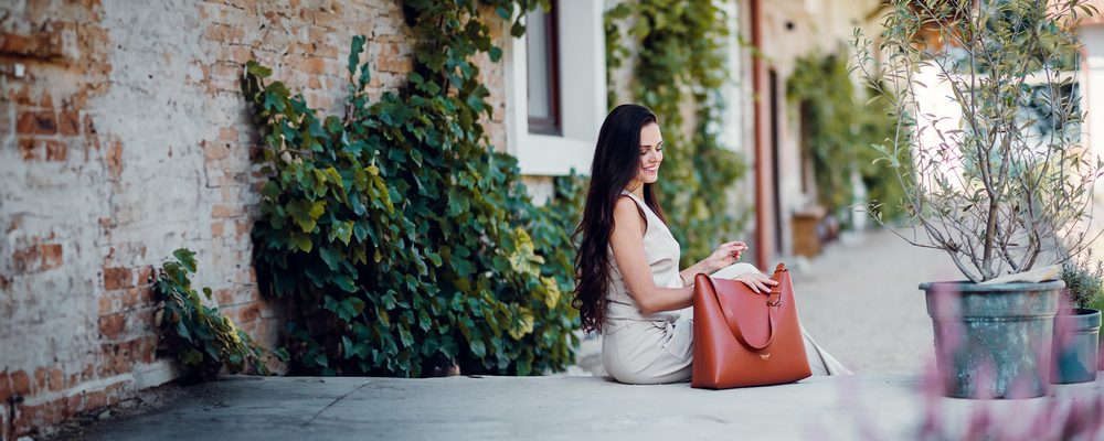 VUCH Justeene Brown.

Elegantná kabelka z kolekcie SimplyV
Vnútorné vrecko na zips na drobnosti
Zapínanie na magnet
Zmestí sa do nej A4 aj menší notebook
 SimplyV
Simple Vušky, Simply Vuch!
Nadčasová, minimalistická a elegantná.