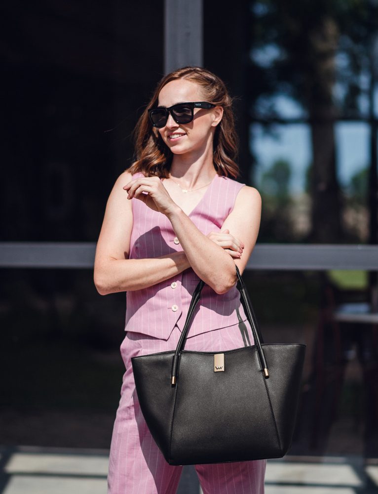 VUCH Laurie Simply Black.

Veľká kabelka s pevným dnom
Celá sa zatvára na zips, takže nič pre nenechavcov
Dlhé pohodlné ušká sedia na predlaktí aj na ramene
 SimplyV
Simple Vušky, Simply Vuch!
Nadčasová, minimalistická a elegantná.