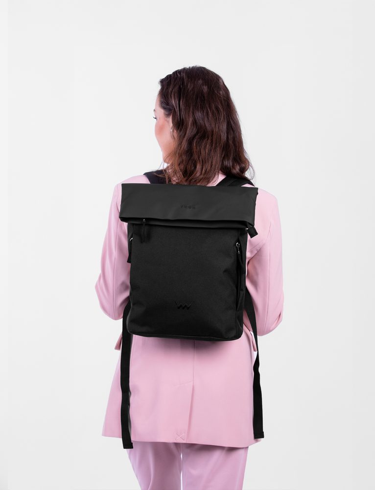 VUCH Eloy Black.

Vyrobený z recyklovaných PET fliaš
Vodotesná klopka na magnet
Tri vonkajšie vrecká na zips
Možnosť zväčšenia objemu
Polstrované ramenné popruhy a chrbát pre pohodlné nosenie
 Eco batohy
Objavte eco batohy od Vuch, vďaka ktorým bude váš ďalší výlet o niečo udržateľnejší, ale stále dosť štýlový.
Pri batohoch je naším cieľom vytvoriť dokonalú rovnováhu medzi originálnym vzhľadom, kvalitným spracovaním a udržateľným materiálom.