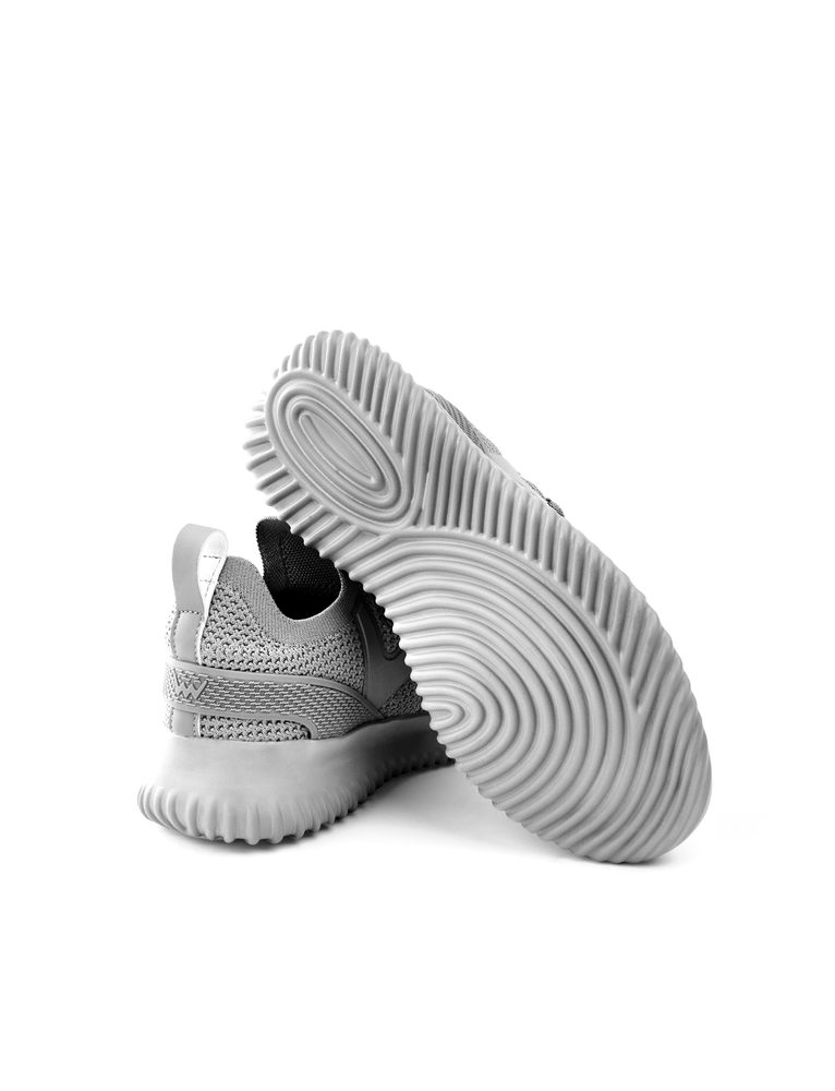 VUCH Vibe Grey - 40.

Odľahčené voľnočasové tenisky
Vyberateľná stielka z pamäťovej peny, ktorá sa prispôsobí tvaru nohy
Pružný a priedušný vrchný materiál
Spevnená päta poskytne tú najlepšiu podporu pri chôdzi
 OBUV
Vuch topánky sú originalita, čo šliape.