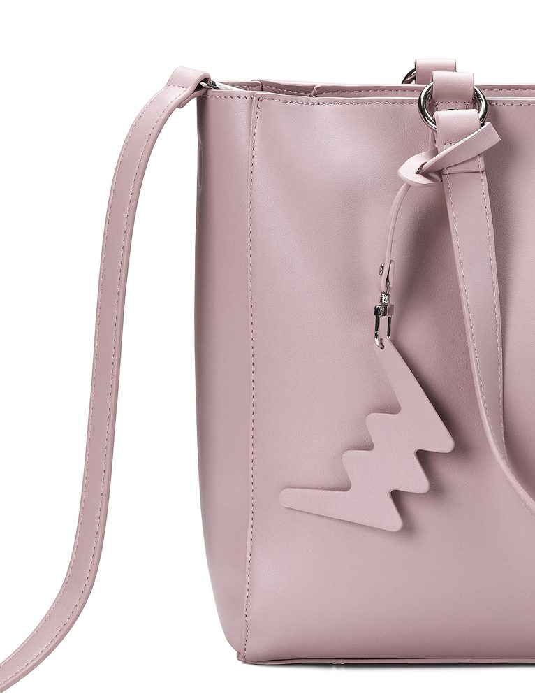 VUCH Camelia Pink.

Priestranná kabelka s uzatváraním na zips
Súčasťou kabelky je crossbody popruh
Strieborné detaily s výrazným príveskom (je možné odopnúť)
Vnútorná priehradka na drobnosti
 SimplyV
Simple Vušky, Simply Vuch!
Nadčasová, minimalistická a elegantná.