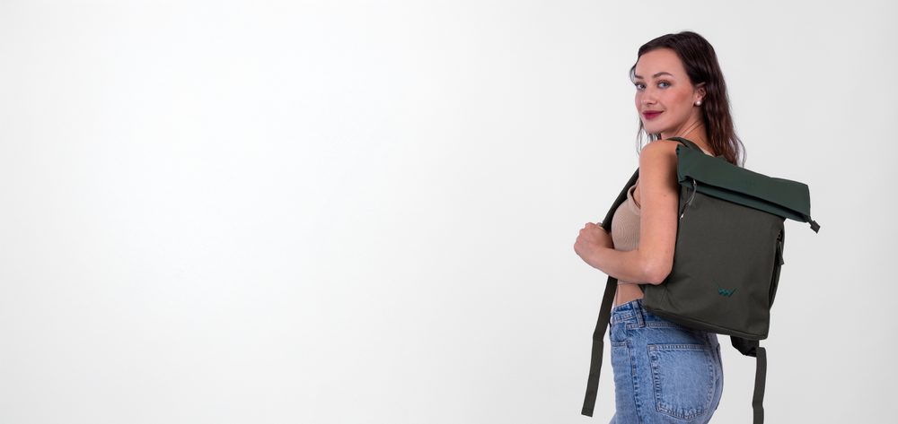 VUCH Eloy Green.

Vyrobený z recyklovaných PET fliaš
Vodotesná klopka na magnet
Tri vonkajšie vrecká na zips
Možnosť zväčšenia objemu
Polstrované ramenné popruhy a chrbát pre pohodlné nosenie
 Eco batohy
Objavte eco batohy od Vuch, vďaka ktorým bude váš ďalší výlet o niečo udržateľnejší, ale zároveň stále dosť štýlový.
Pri batohoch je naším cieľom vytvoriť dokonalú rovnováhu medzi originálnym vzhľadom, kvalitným spracovaním a udržateľným materiálom.