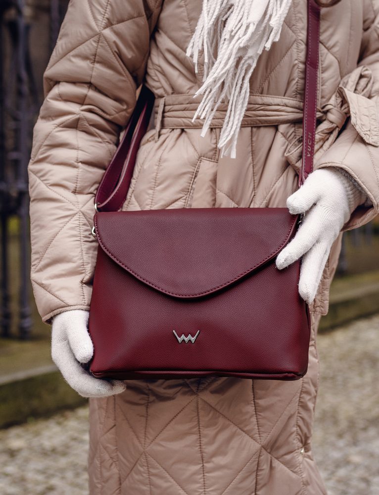 VUCH Byrsa Wine.

Elegantný dizajn
Hlavné zapínanie na magnet a zips
Kabelka rozdelená do dvoch častí
Širší popruh – zaručuje pohodlie
 Crossbody
„Keď je na nás niekto pyšný, zahreje nás to na srdci.