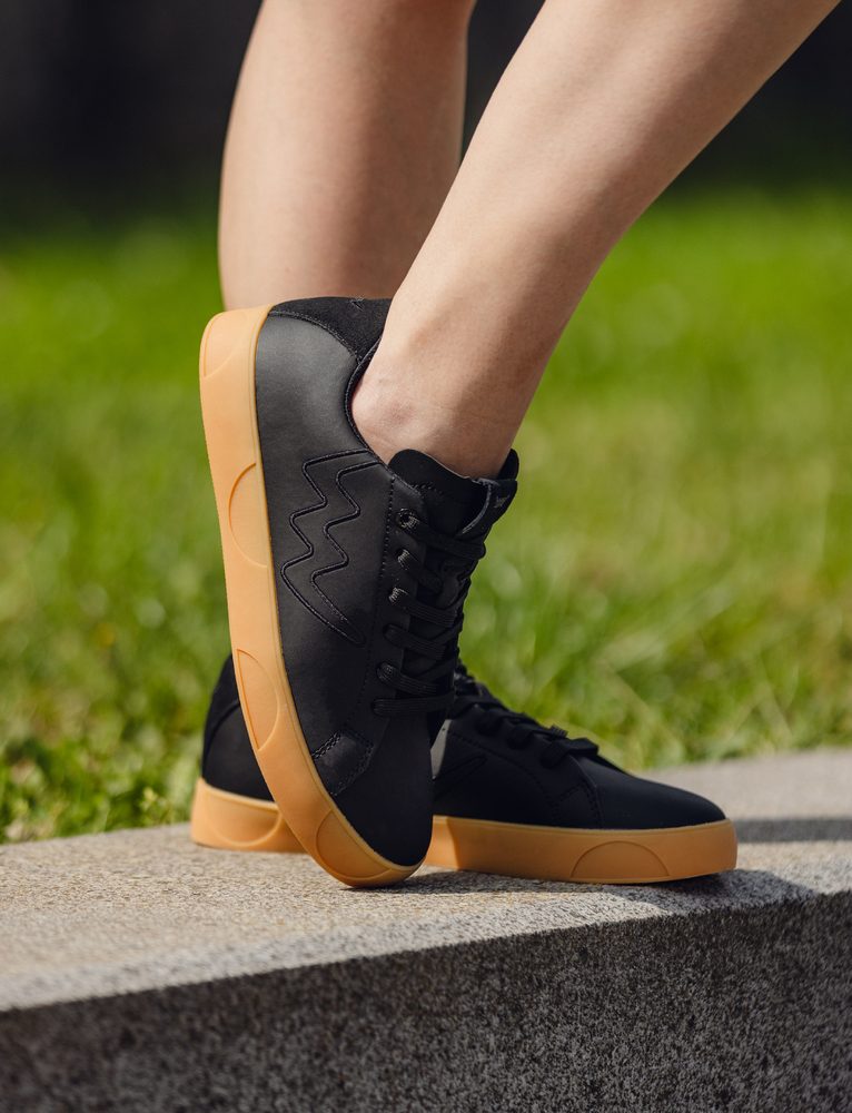 VUCH Dotty Classic Black - 36.
Podrážka je tvorená zo 100% prírodného kaučuku a decentne odkazuje na typické bodky, ktoré poznáte z našich kolekcií.
Stavte na klasiku v novom kabáte – DOTTY CLASSIC sú štýl, pohodlie a osobitosť v jednom.

Zvršok z PU Polyuretán
Podrážka zo 100% prírodného kaučuku
Vytlačený motív bodiek na podrážke
Veľkosti 36–43
Tvarovaná vnútorná vložka, vypolstrovaná pamäťovou penou
Kombinácia hladkého a štruktúrovaného materiálu
 OBUV
Vuch topánky sú originalita, čo šliape.