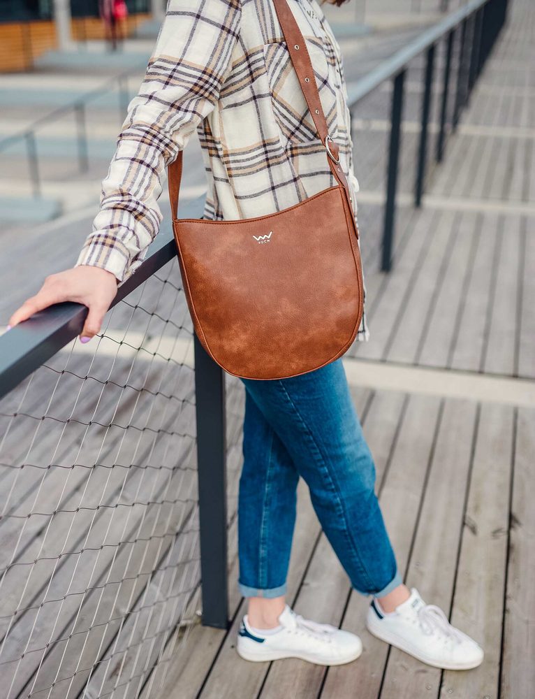 VUCH Werdel Brown.

Hlavné zapínanie na zips
Vnútorná priehradka na zips, priehradky na drobnosti
Vonkajšia priehradka na zips
Nastaviteľný popruh
 Kabelky cez rameno
Priala by si si takú kabelku, ktorá Ti bude verne slúžiť a nikdy pred Tebou nevezme nohy na plecia?