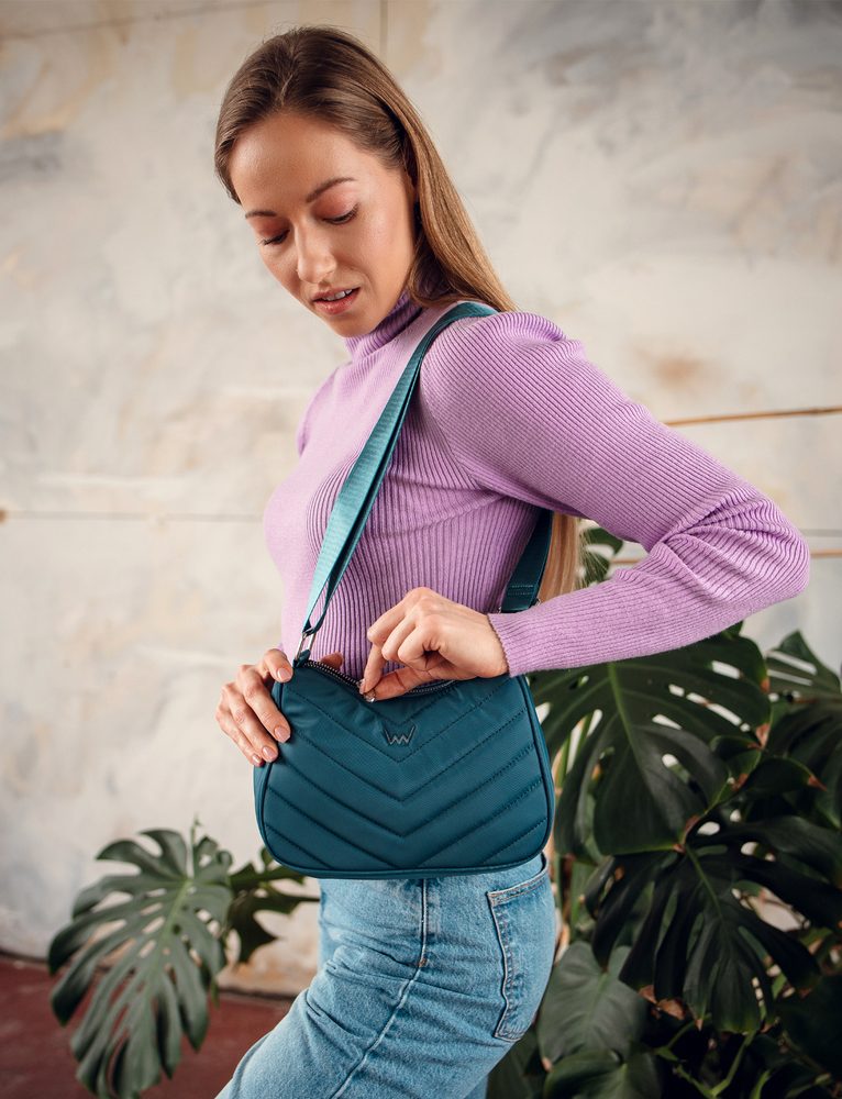 VUCH Liva Blue.

Hlavné zapínanie na zips
Prešívaný povrch
Vnútorná kapsa na zips, priehradka na drobnosti
Široký nastaviteľný crossbody popruh
 Aira
Zažij ľahkosť na vlastnej koži.
Produkty z materiálu AIRA boli navrhnuté s dôrazom na praktickosť – sú ľahké ako pierko, vodeodolné a ľahko udržiavateľné.
Priprav sa na lásku na prvý pohľad.