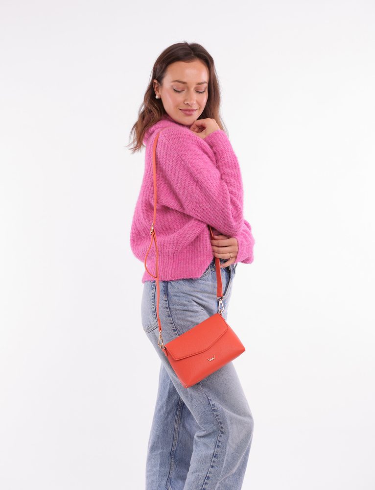 VUCH Silvano Coral Red.

Jednoduchý a čistý dizajn
Chlopňa na skrytý magnet
8 priestranných priehradiek na karty
Nastaviteľný crossbody popruh
 Crossbody
Nadčasová klasika, ktorú môžeš nosiť v lete aj v zime, do práce aj na prechádzku, k tenierkam aj lodičkám.
