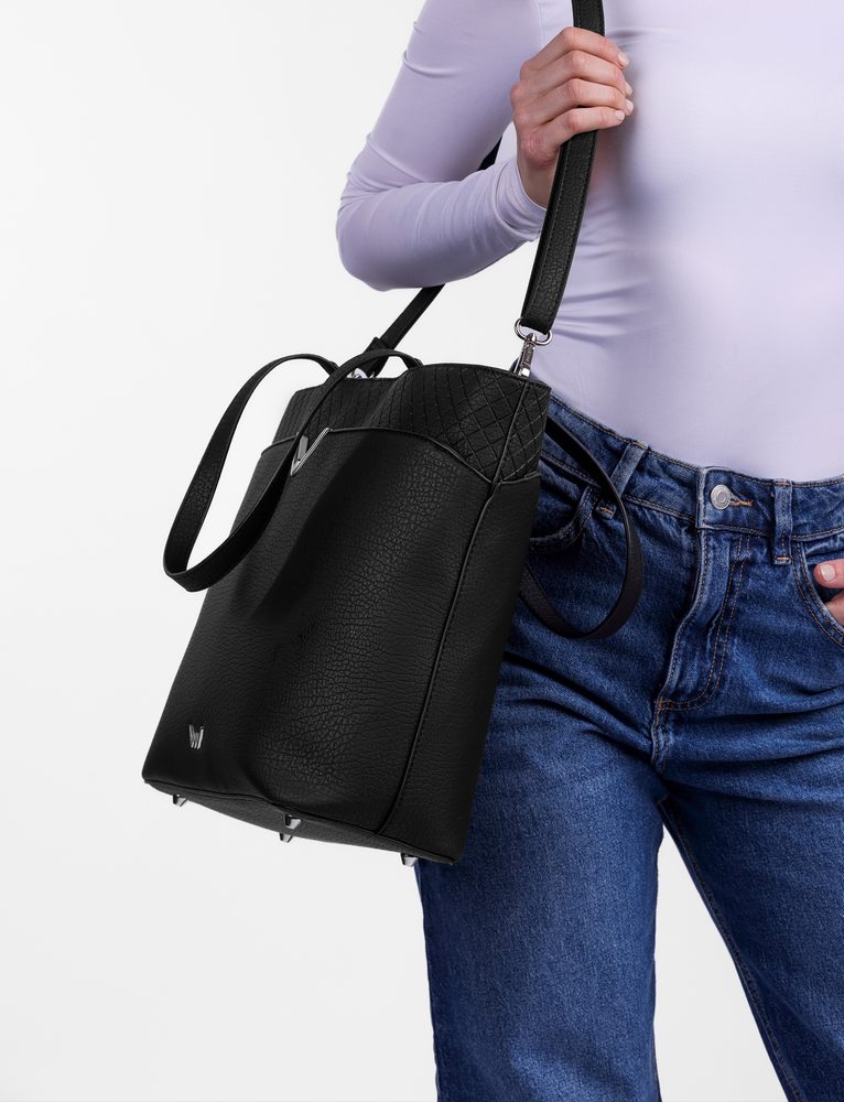 VUCH Neela Big Black.

Zväčšená verzia kabelky Neela
Priestor pre notebook až 13,3