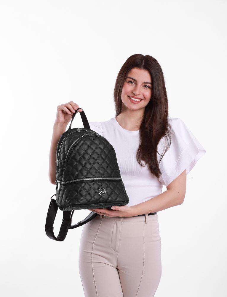 VUCH Theo Black.

Štvoruholníkové prešívanie
Priestor rozdelený do dvoch vreciek na zips
Vonkajšie vrecko na zips
Popruh na chrbte batohu pre uchytenie na kufor
 BATOHY
Batoh nemusí byť obrovská krosna, do ktorej sa zabalíš na niekoľkotýždňový roadtrip naprieč svetadielom.