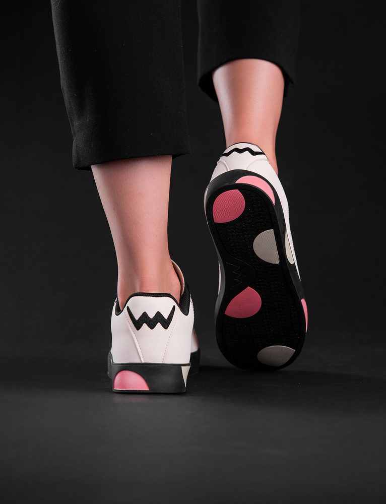 VUCH Dotty Eilyn Off White - 41.

Materiál PU Polyuretan + gumová podrážka
Farebné bodky na podrážke
Šnúrky navyše ku každým topánkam zadarmo
Veľkosti 37–41
 OBUV
„Šliapni do toho s Vuch! Prinášame vám prvé topánky v histórii našej značky.