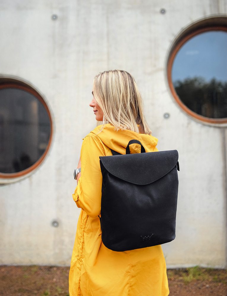 VUCH Joanna Canva Black.

Ideálne pre notebooky do 13“
Priestranná vnútorná priehradka s dvojitým zapínaním – zips a klopa na magnet
Praktická vonkajšia priehradka na zips na prednej časti batohu
Vnútorná priehradka na notebook, priehradky na mobil a priehradka na zips
Nastaviteľné polstrované ramenné popruhy
Extrémne pevný a odolný materiál
 TechniC 
Kolekcia inšpirovaná mestom aj prírodou!
Batohy Mellora a Noel už nejaký čas kraľujú na tróne obľúbenosti a z ich predností vzniklo hneď niekoľko parádnych následníkov.