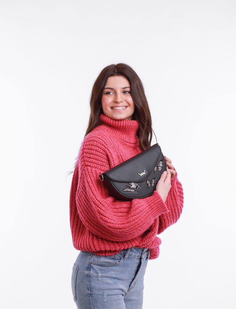 VUCH Tricia Chrysalis Black.

Originálna výšivka s motívom motýľov
Chlopňa na magnetický pin vychádzajúca z bestselleru Joanna
Vnútri jedna zipová vrecko
Nastaviteľný popruh (90 - 135 cm)
 creARTivity
Buď Vuch, buď viditeľný.
Miesto, kde sme fantáziou nešetrili a havo poskladali printy na naše bestsellery.