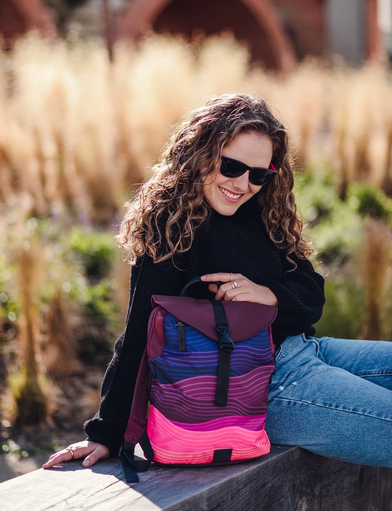 VUCH Corbin Design Wine.

Hlavné zapínanie na zips a strip
Dve vonkajšie priehradky na zips
Vnútorná priehradka na zips a dve priehradky na drobnosti
Nastaviteľné ramenné popruhy

  TechniC 
Kolekcia inšpirovaná mestom aj prírodou!
Batohy Mellora a Noel už nejaký čas kraľujú na tróne obľúbenosti a z ich predností vzniklo hneď niekoľko parádnych následníkov.