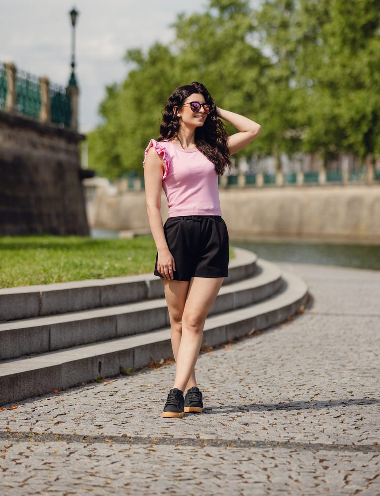 VUCH Dotty Classic Black - 36.
Podrážka je tvorená zo 100% prírodného kaučuku a decentne odkazuje na typické bodky, ktoré poznáte z našich kolekcií.
Stavte na klasiku v novom kabáte – DOTTY CLASSIC sú štýl, pohodlie a osobitosť v jednom.

Zvršok z PU Polyuretán
Podrážka zo 100% prírodného kaučuku
Vytlačený motív bodiek na podrážke
Veľkosti 36–43
Tvarovaná vnútorná vložka, vypolstrovaná pamäťovou penou
Kombinácia hladkého a štruktúrovaného materiálu
 OBUV
Vuch topánky sú originalita, čo šliape.