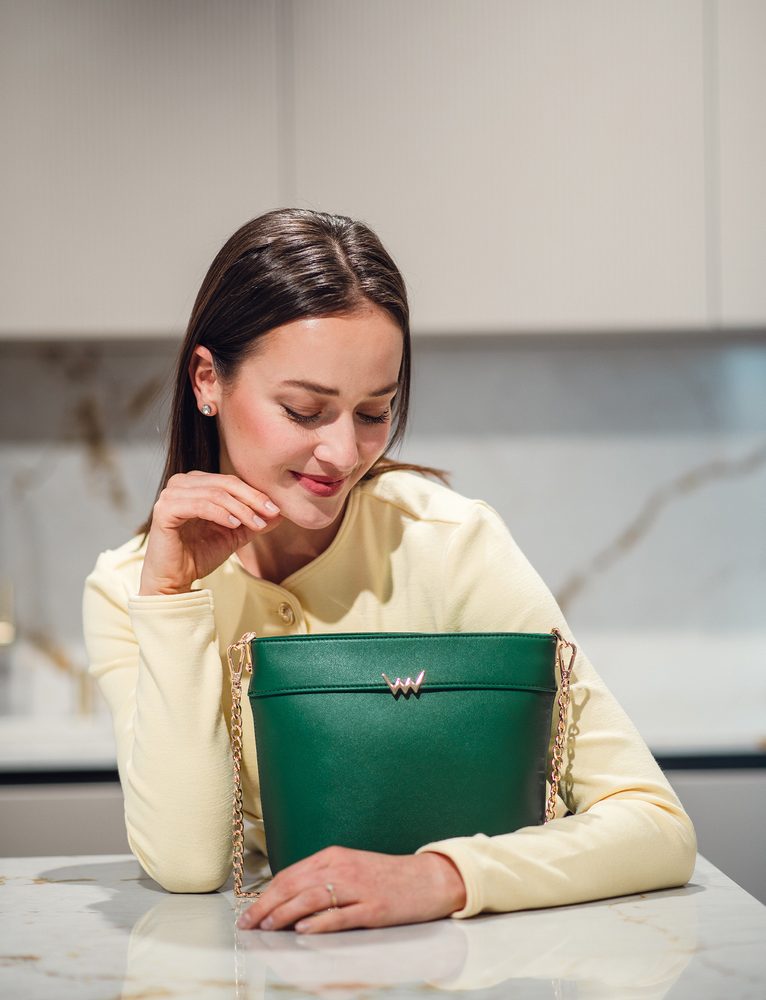 VUCH Verica Green.

Hlavné zapínanie na zips
Súčasťou kabelky sú dva popruhy
Vnútorné vrecká na drobnosti
 Crossbody
Nadčasová klasika, ktorú môžeš nosiť v lete aj v zime, do práce aj na prechádzku, k tenierkam aj lodičkám.