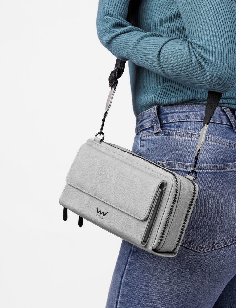 VUCH Keera Grey.

Hlavný priestor rozdelený do dvoch vreciek
Vonkajšie vrecko na mobil
Vnútorné priehradky na vrecká
Široký nastaviteľný popruh z nylonu
 CROSSBODY
Keď je na nás niekto hrdý, zahreje nás to pri srdci.