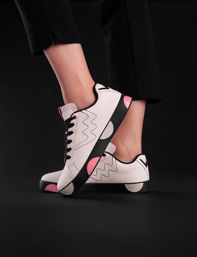 VUCH Dotty Eilyn Off White - 41.

Materiál PU Polyuretan + gumová podrážka
Farebné bodky na podrážke
Šnúrky navyše ku každým topánkam zadarmo
Veľkosti 37–41
 OBUV
„Šliapni do toho s Vuch! Prinášame vám prvé topánky v histórii našej značky.