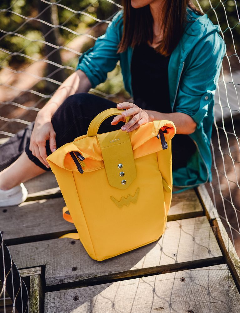 VUCH Mellora Yellow.

Vnútorný oddelený priestor na mini notebook
Vnútorná malá priehradka na zips
Zapínanie na zips, je možné aj na patent 
Nastaviteľné ramenné popruhy
Extrémne pevný a odolný materiál
 BATOHY 
„Praktickosť, komfort a funkčnosť.