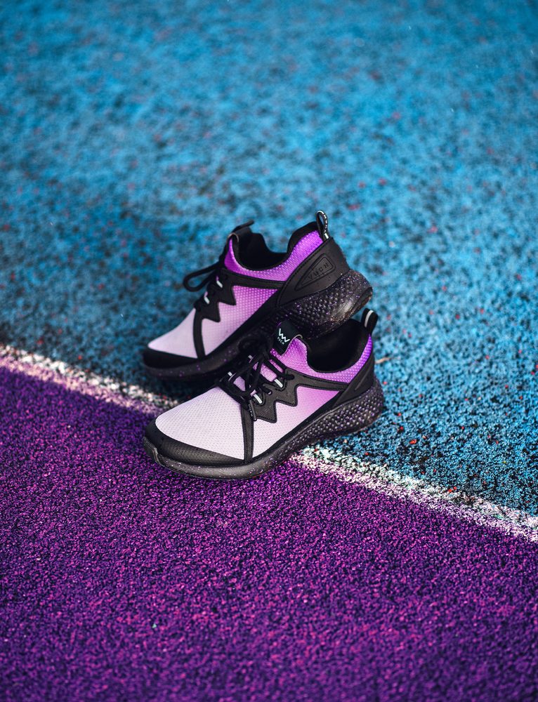 VUCH Rush Spectrum Violet - 42.

Dizajny navrhnuté v spolupráci s Martinom Brnom
Pružný priedušný zvršok
Vložka vypolstrovaná pamäťovou penou
Ľahké vyhotovenie
Drobné reflexné prvky
Spevnenie nártu silikónovými prvkami 
 OBUV
Vuch topánky sú originalita, čo šliape.