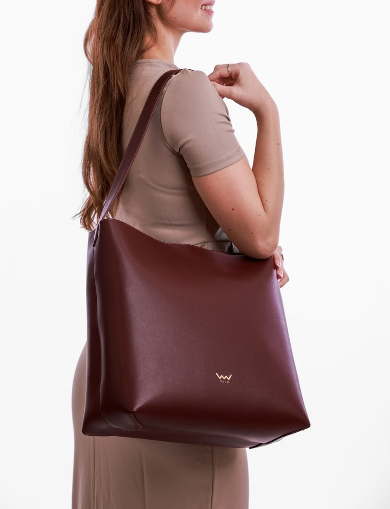 VUCH Justeene Wine.

Elegantná kabelka z kolekcie SimplyV
Vnútorné vrecko na zips na drobnosti
Zapínanie na magnet
Zmestí sa do nej A4 aj menší notebook
 SimplyV
Simple Vušky, Simply Vuch!
Nadčasová, minimalistická a elegantná.