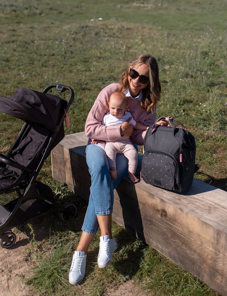 VUCH Verner Dotty Black.

Veľký hlavný priestor s priehradkou na drobnosti na zips
Odopínacie uchá s možnosťou úchytu na kočík
Zadný popruh pre uchytenie na kufor
2 vnútorné priehradky bez zapínania, dve bočné priehradky
2 termo priehradky a 1 predná priehradka na zips so zatváraním na zips

  TechniC 
Kolekcia inšpirovaná mestom aj prírodou!
Batohy Mellora a Noel už nejaký čas kraľujú na tróne obľúbenosti a z ich predností vzniklo hneď niekoľko parádnych následníkov.