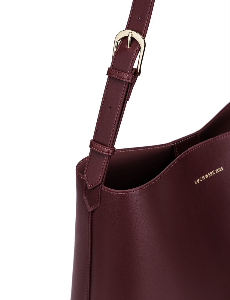 VUCH Justeene Wine.

Elegantná kabelka z kolekcie SimplyV
Vnútorné vrecko na zips na drobnosti
Zapínanie na magnet
Zmestí sa do nej A4 aj menší notebook
 SimplyV
Simple Vušky, Simply Vuch!
Nadčasová, minimalistická a elegantná.