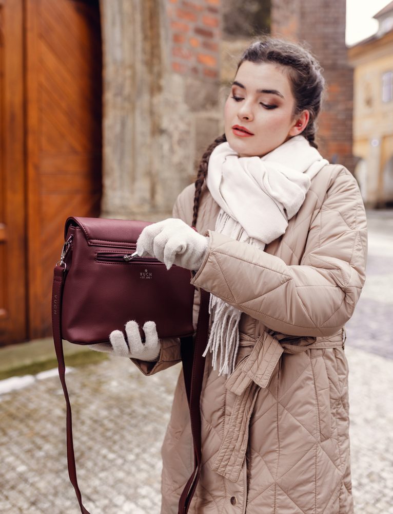 VUCH Byrsa Wine.

Elegantný dizajn
Hlavné zapínanie na magnet a zips
Kabelka rozdelená do dvoch častí
Širší popruh – zaručuje pohodlie
 Crossbody
„Keď je na nás niekto pyšný, zahreje nás to na srdci.