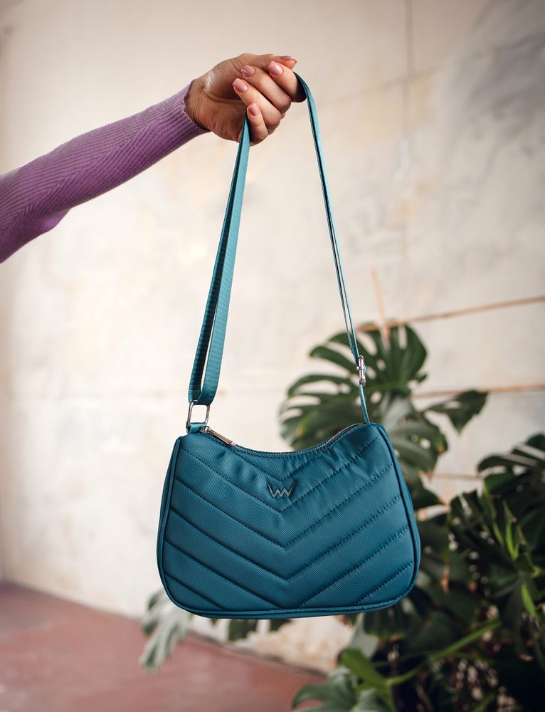 VUCH Liva Blue.

Hlavné zapínanie na zips
Prešívaný povrch
Vnútorná kapsa na zips, priehradka na drobnosti
Široký nastaviteľný crossbody popruh
 Aira
Zažij ľahkosť na vlastnej koži.
Produkty z materiálu AIRA boli navrhnuté s dôrazom na praktickosť – sú ľahké ako pierko, vodeodolné a ľahko udržiavateľné.
Priprav sa na lásku na prvý pohľad.