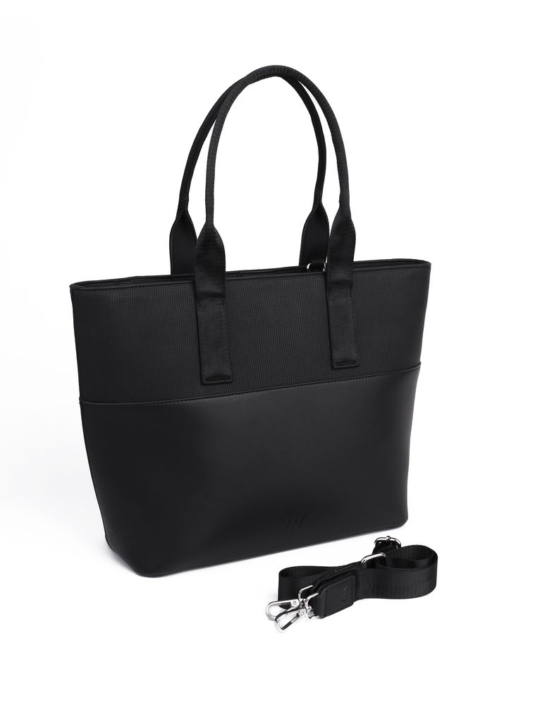 VUCH Wennie QTD Black.

Hlavné zapínanie na 2 magnety
Veľké vrecko na zips
Vnútri mini peňaženka na drobnosti (90 x 140 mm)
Súčasťou kabelky je crossbody popruh
 VEĽKÉ KABELKY
„Každý má nejakú svoju prednosť.