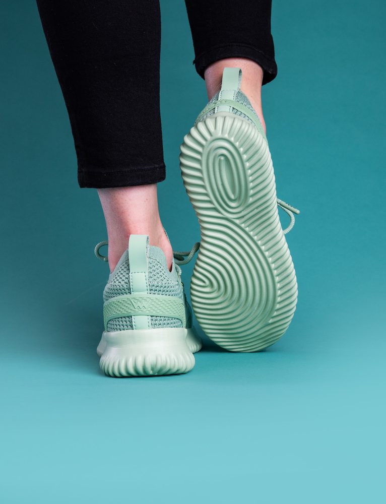 VUCH Vibe Green - 38.

Odľahčené voľnočasové tenisky
Vyberateľná stielka z pamäťovej peny, ktorá sa prispôsobí tvaru nohy
Pružný a priedušný vrchný materiál
Spevnená päta poskytne tú najlepšiu podporu pri chôdzi
 OBUV
Vuch topánky sú originalita, čo šliape.