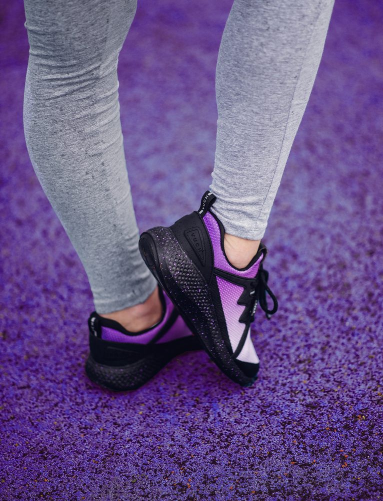 VUCH Rush Spectrum Violet - 42.

Dizajny navrhnuté v spolupráci s Martinom Brnom
Pružný priedušný zvršok
Vložka vypolstrovaná pamäťovou penou
Ľahké vyhotovenie
Drobné reflexné prvky
Spevnenie nártu silikónovými prvkami 
 OBUV
Vuch topánky sú originalita, čo šliape.