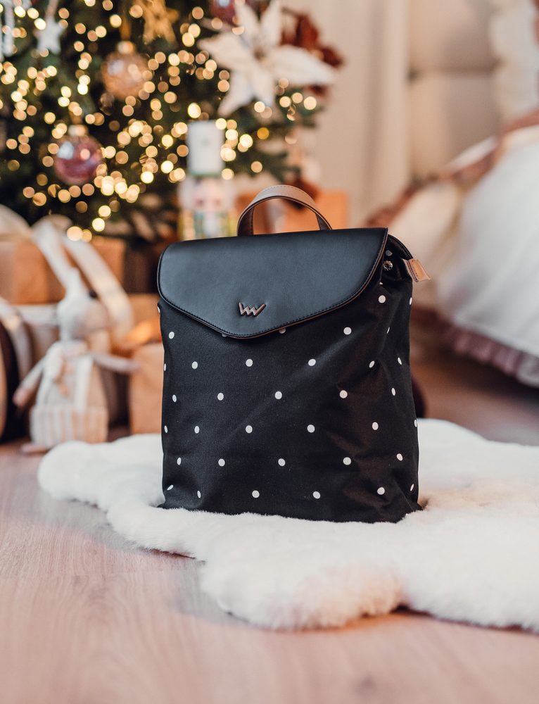 VUCH Joanna Dotty Scipion.

Dvojité hlavné zapínanie – zips a magnet
Vnútorné aj vonkajšie priehradky na zips
Vnútorné priehradky bez zapínania
Spevnené ramenné popruhy
 Cutie Dotty
Vytmav to sivej!
Kolekcia Cutie Dotty je do bodky vybavená hravosťou a šmrncom.