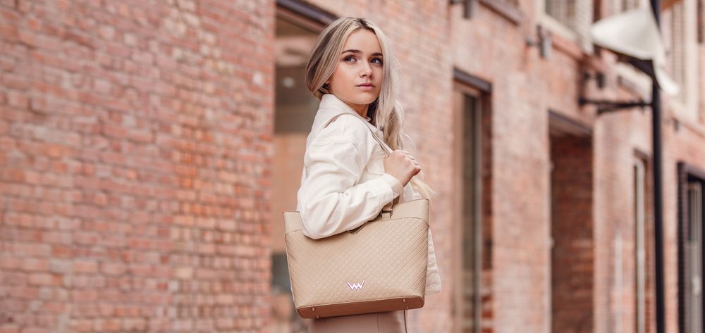 VUCH Neela Beige.

Elegantné prevedenie s vonkajšou vreckou bez zapínania
Kabelka s pevným dnom, ktoré chránia 4 kovové nožičky
Hlavné zapínanie na zips
Súčasťou kabelky je crossbody popruh
 Shape of Diamond
Buď štýlová a jedinečná s Shape of Diamond!
Práve pokukávaš po klenotoch a diamantoch nášho portfólia.