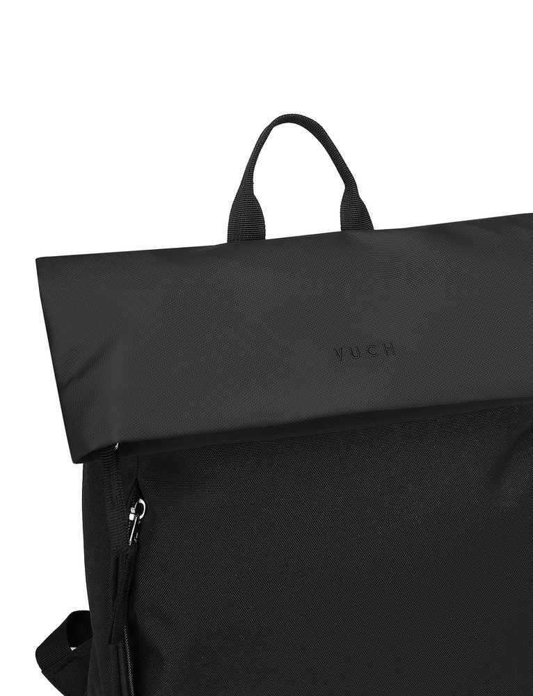 VUCH Eloy Black.

Vyrobený z recyklovaných PET fliaš
Vodotesná klopka na magnet
Tri vonkajšie vrecká na zips
Možnosť zväčšenia objemu
Polstrované ramenné popruhy a chrbát pre pohodlné nosenie
 Eco batohy
Objavte eco batohy od Vuch, vďaka ktorým bude váš ďalší výlet o niečo udržateľnejší, ale stále dosť štýlový.
Pri batohoch je naším cieľom vytvoriť dokonalú rovnováhu medzi originálnym vzhľadom, kvalitným spracovaním a udržateľným materiálom.