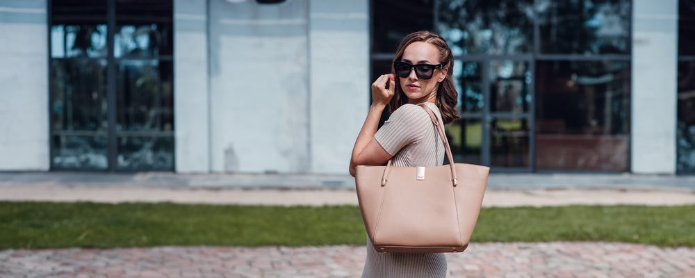 VUCH Laurie Simply Cappucion.

Veľká kabelka s pevným dnom
Celá sa zatvára na zips, takže nič pre nenechavcov
Dlhé pohodlné ušká sedia na predlaktí aj na ramene
 SimplyV
Simple Vušky, Simply Vuch!
Nadčasová, minimalistická a elegantná.