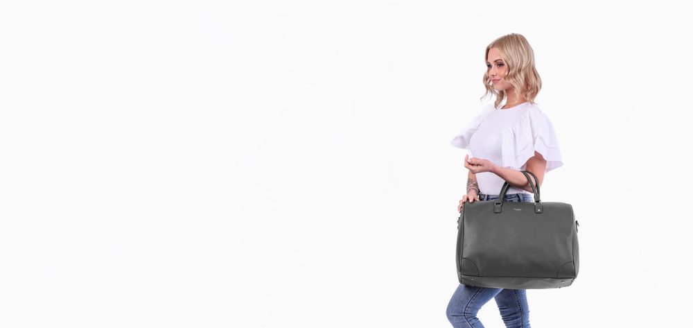 VUCH Doryge Grey.

Elegantný dizajn s hladkou koženkou
Hlavné zapínanie na zips
Vnútorné vrecká na drobnosti
Nastaviteľný crossbody popruh
 Cestovné tašky
Hľadáš spoločníčku, s ktorou budeš tvoriť neoddeliteľnú dvojku pri cestovaní?