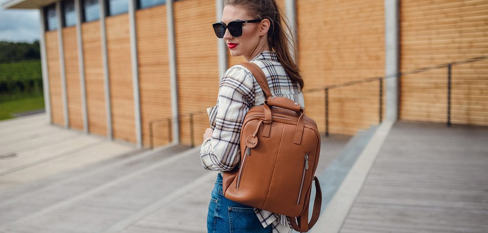 VUCH Kalimba Brown.

Batoh z pravej kože
Dve hlavné priehradky na zips
Veľa vonkajších aj vnútorných priehradiek
Nastaviteľné ramenné popruhy
 Kožené batohy
„Je nám jasné, že bez poriadneho koženého batohu sa dá žiť.