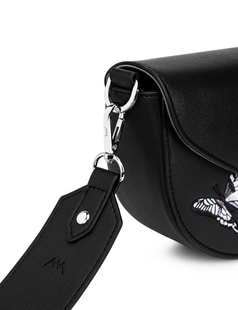 VUCH Tricia Chrysalis Black.

Originálna výšivka s motívom motýľov
Chlopňa na magnetický pin vychádzajúca z bestselleru Joanna
Vnútri jedna zipová vrecko
Nastaviteľný popruh (90 - 135 cm)
 creARTivity
Buď Vuch, buď viditeľný.
Miesto, kde sme fantáziou nešetrili a havo poskladali printy na naše bestsellery.